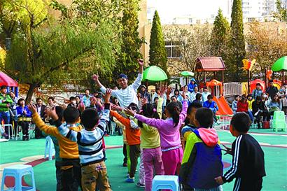 男幼师遭疯抢 家长：宁花钱上有男老师私立校